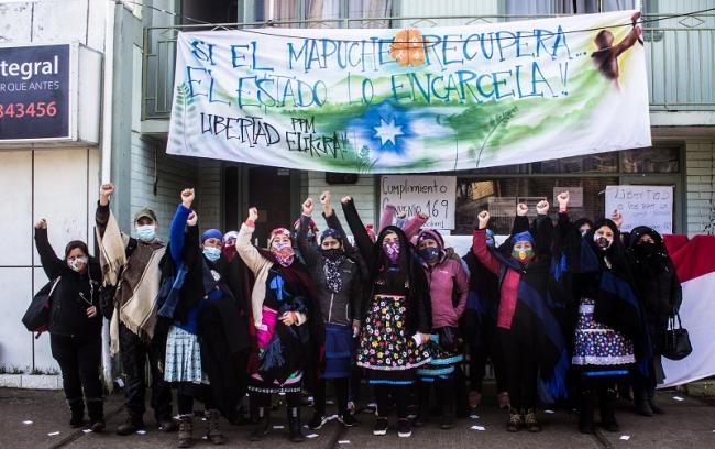 Mapuche women during a march to the Angol prison where eight political prisoners were on hunger strike. Angol, July 2020. (Julio Parra)