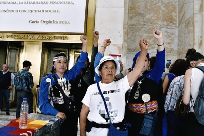 Mapuche/Wichi activist Moira Millan (left) protests at Argentina's Central Bank (Movimiento de Mujeres Indígenas Por el Buen Vivir)