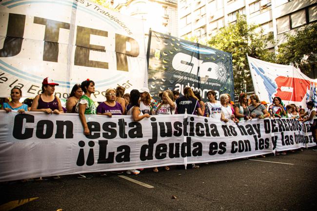 Una bandera gigante dice "Con esta justicia no hay derechos ni democracia. La deuda es con las y les trabajadores. Paro feminista 8M 2023” (Virginia Tognola)