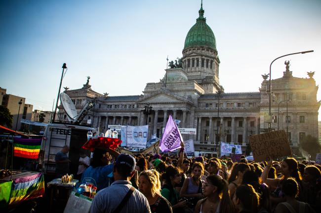 Las huelguistas se reúnen fuera del Congreso en Buenos Aires como parte del Día Internacional de la Mujer el 8 de marzo (Virginia Tognola)