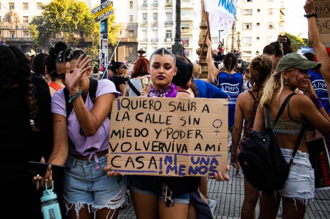 A striker holds a sign that reads "I want to go out into the street without fear and be able to return home alive" (Virginia Tognola)