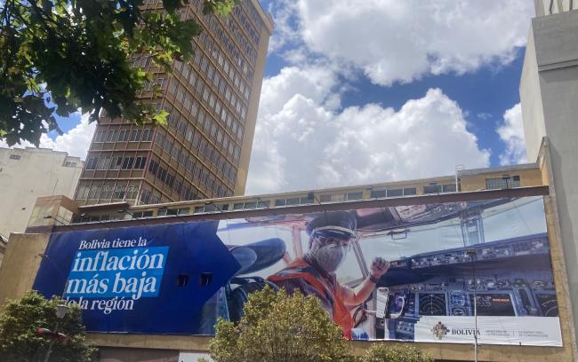 A giant banner of President Luis Arce on the Ministry of Economy and Finance in La Paz advertises Bolivia's "lowest inflation in the region" (Charles Dolph)