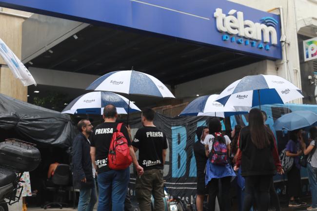 El acampe frente a la sede central de Télam ubicada en Bolívar 531. Buenos Aires. 11 de marzo de 2024. (Daniel Cholakian)