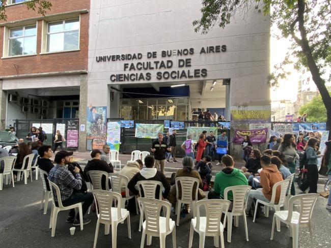 FSOC students hold open-air classes as part of the demonstration to fight for free public university education. (Lucas Bricca)