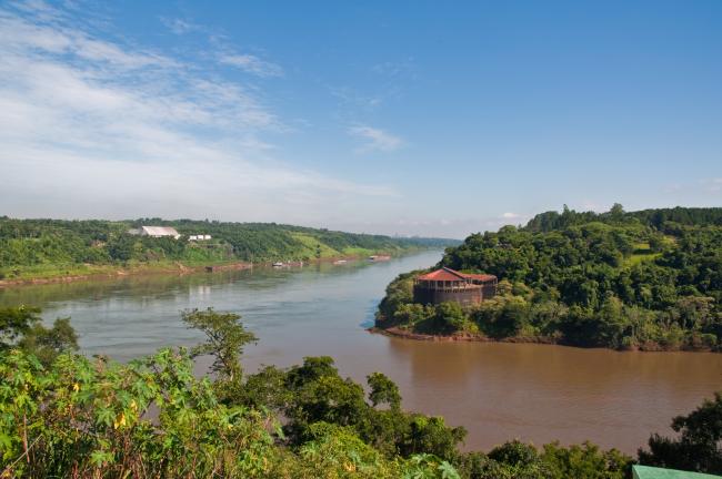 The confluence of the Iguazú and Paraná rivers from the Argentinean side of the Triple frontier connecting the Mercosur states Argentina, Brazil, and Paraguay. (Phillip Capper from Wellington, New Zealand / Wikimedia Commons / CC BY 2.0)