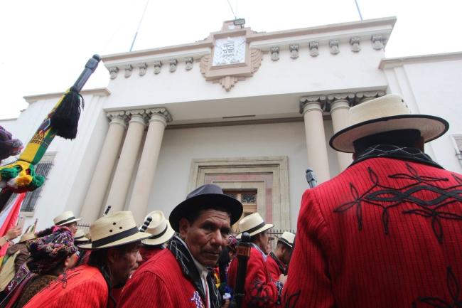 Indigenous Ixil authorities participating in the national strike, wait for the committee of representatives of Indigenous authorities, who managed to stop eviction of the encampment outside the Public Prosecutor’s Office. October 2023. (Juan Rosales)