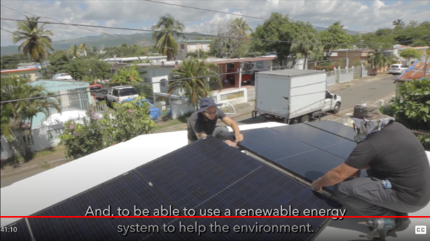 O documentário El poder del pueblo apresenta projetos de energia solar em telhados liderados pela comunidade na área de Jobos Bay, em Salinas, Porto Rico.  (força da equipe de filmagem)