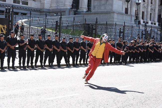 Un manifestante realiza un performance frente al Congreso Nacional de Argentina durante una huelga nacional contra las políticas neoliberales del presidente Javier Milei, 24 de enero de 2024. (Santiago Sito / CC BY-NC-ND 2.0 DEED)