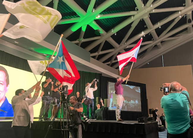 Juan Dalmau waves the Puerto Rican flag during the PIP's general assembly in San Juan, December 10, 2023. (Jenaro Abraham)
