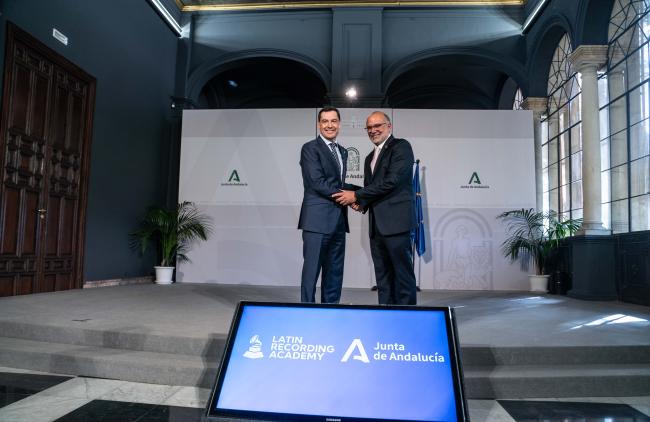 CEO of Latin Recording Academy Manuel Abud (right) shakes hands with President of the Junta de Andalucía Juanma Moreno (left) in February after closing a deal that landed the 2023 Latin Grammys in Sevilla. (Junta de Andalucía / Flickr / CC BY-SA 2.0 DEED)