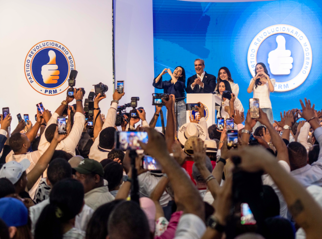 Luis Abinader y su familia celebran su victoria en la sede del PRM en Santo Domingo, el 19 de mayo 2024. (Pierre-Michel Jean)