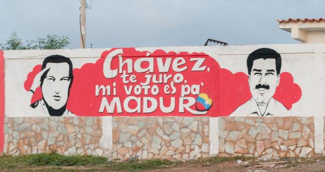 “Chávez, I swear my vote is for Maduro.” A mural featuring the faces of Hugo Chávez (left) and Nicolás Maduro (right). (Wilfredor / Wikimedia Commons / CC0)