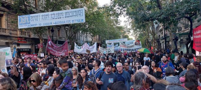 El 23 de abril, cientos de miles de argentinos marcharon en todo el país en apoyo de la educación  pública frente a las medidas de austeridad de Milei. Televisión Pública no transmitió esta marcha. Buenos Aires. 2024. (Daniel Cholakian)