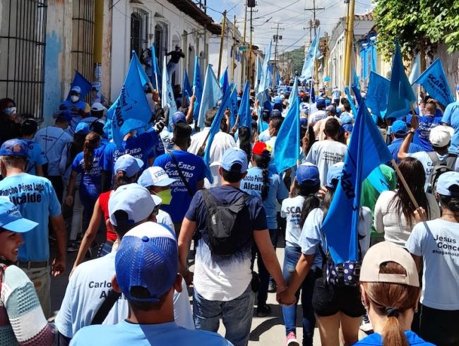 Supporters of the Democratic Unity Roundtable (MUD) march in Valencia, Venezuela, November 6, 2021. (LuisZ9 / Wikimedia / CC BY 3.0)