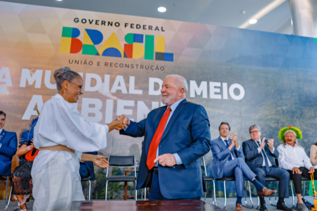 Minister Marina Silva and President Lula shake hands during a ceremony marking World Environment Day at the Palácio do Planalto in Brasília, June 5, 2023. (Ricardo Stuckert / PR / CC BY-ND 2.0)