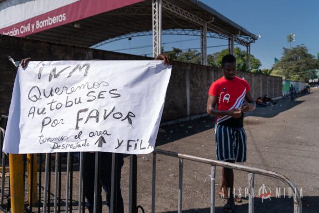 In Tapachula, a sign reads: "INM, we want buses please." (Santiago Navarro F / Avispa Midia)