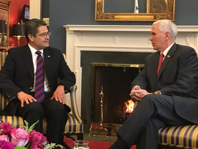 JOH y el vicepresidente del gobierno de Trump, Mike Pence, en una reunión en la Casa Blanca para hablar sobre el fomento de seguridad y democracia en Centroamérica. Marzo de 2017. (Oficina de la Vicepresidencia de Estados Unidos / Dominio público)