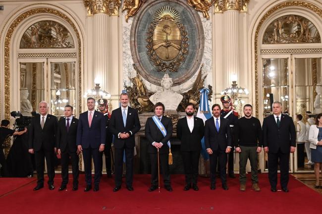 Milei accompanied by guests at the Casa Rosada including Felipe VI (fourth from the left), Viktor Orbán, and Volodymyr Zelenskyy (first and second to the right), December 10, 2023. (Senado de la Nación Argentina / Wikimedia Commons / CC BY-SA 4.0)