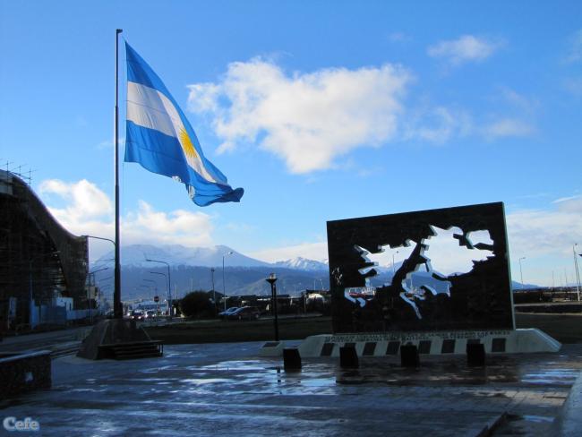 “The people of Ushuaia who with their blood watered the roots of our sovereignty in the Malvinas... we will return!” A war memorial in Ushuaia, inaugurated in 1994. (Ceferino Mazzoleni / Flickr / CC BY-NC-ND 2.0 DEED)