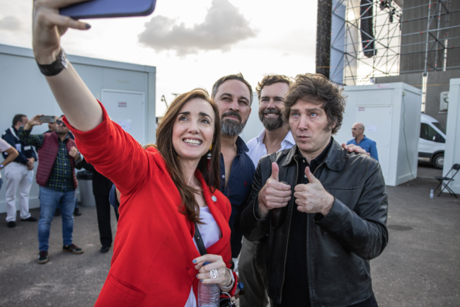 Javier Milei and Victoria Villarruel of Argentina pose with Santiago Abascal (second left) and Iván Espinsa (second right) of Vox during a festival put on by Vox in Madrid, October 2022. (VOX ESPAÑA / CC0)