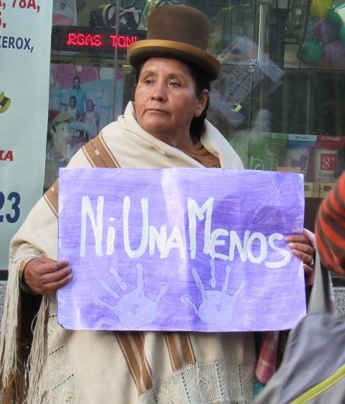 Una mujer aymara asiste a una marcha de Ni Una Menos en La Paz en 2017. (Linda Farthing)