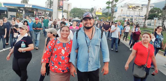 Bayron Pineda with fellow teacher during the national strike (Photo courtesy of Bayron Rodríguez Pineda)