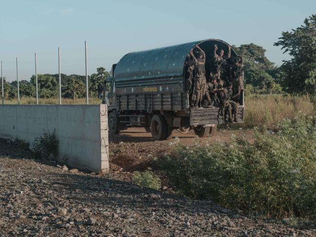 Camión con militares dominicanos en la frontera dominico-haitiana en el punto Pittobert, a pocos metros frente al canal haitiano actualmente en construcción el 19 de septiembre de 2023 (Pierre-Michel Jean)