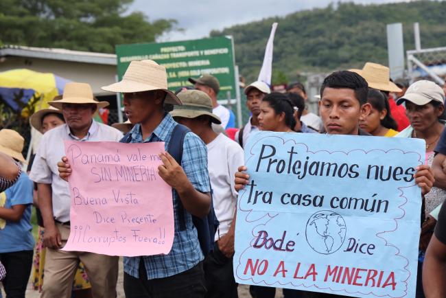 Campesinos in Cañazas, Veraguas province, Panama, demonstrate on the property of Minera Santa Rosa, an open-pit gold mine that operated in the 1990s. With the mine expected to reopen, mobilizations have reactivated amid national protests against extractivism. (Olmedo Carrasquilla Aguila / Radio Temblor Internacional)