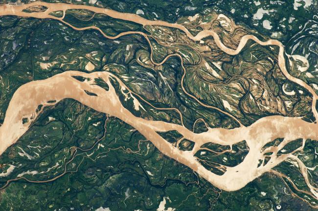 An astronaut photograph from 2011 features the 29 km (18 mile) stretch of the Paraná river, one of the most important transportation routes for Mercosur states (NASA Goddard Space Flight Center / Flickr / CC BY 4.0 Deed)