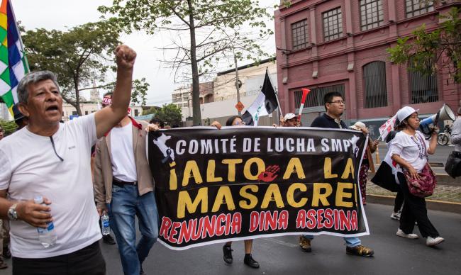 Protesters in Lima hold a banner that reads "Stop the Massacre! Resign Assassin Dina" during a national strike on January 28. (Candy Sotomayor / Wikimedia Commons / CC BY-SA 4.0) 
