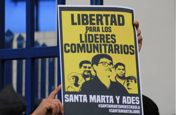 "Libertad para los líderes comunitarios" (Freedom for the community leaders). A Santa Marta Five poster demands the water defenders' freedom. (Image courtesy of ADES Santa Marta)