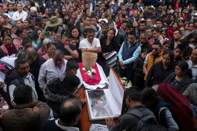 Family and community members gather to pay their respects to the murdered priest during the wake in the the community of San Andrés Larráinzar, October 21, 2024. (Encarni Pindado)