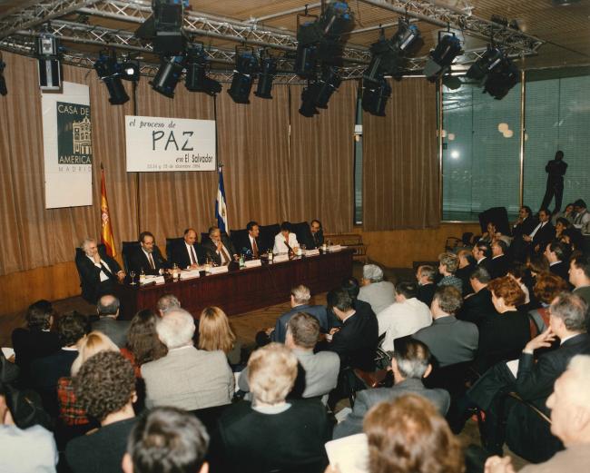 Prominent figures, including El Salvador's president at the time Alfredo Cristiani, convened on December 13, 1994, to discuss the peace process that Bukele today heavily criticizes. (Casa América / Flickr / CC BY-NC-ND 2.0 DEED)
