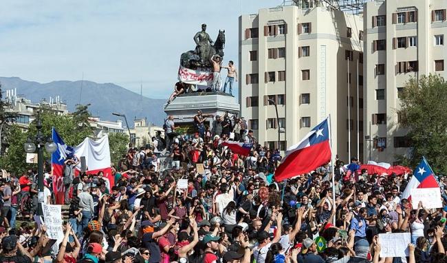 Protestors in Santiago Chile, 2019. (Carlos Figueroa, Wikimedia Commons)