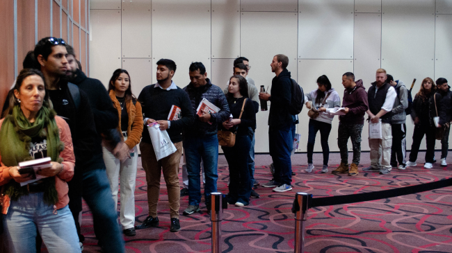 Varias personas hacen fila para entrar a la presentación de "Generación Idiota", de Agustín Laje, en la Feria Internacional del Libro de Buenos Aires, mayo de 2023. (IVÁN SUASNABAR)