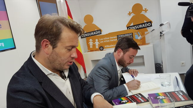 Agustín Laje (derecha) y Nicolás Márquez (izquierda) firman copias de "El libro negro de la nueva izquierda" en un evento en Madrid, España, 2018. (HAZTEOIR.ORG / CC BY-SA 2.0 DEED)