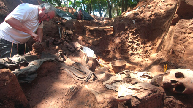 Rogelio Goiburú at work on an excavation, 2013. (Hugo Valiente)