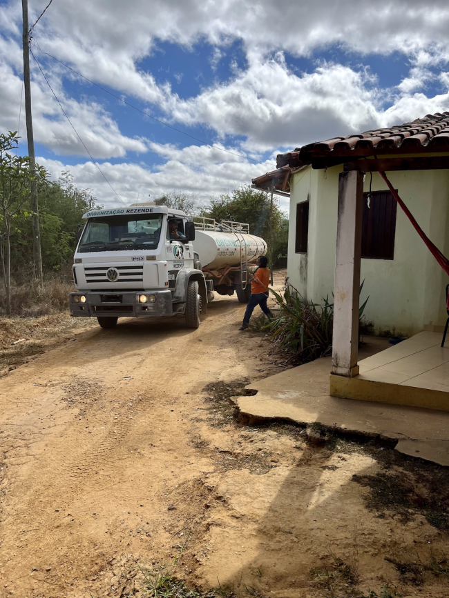 Cleonice Pankararu receiving a water truck delivery (Sam Klein-Markman)