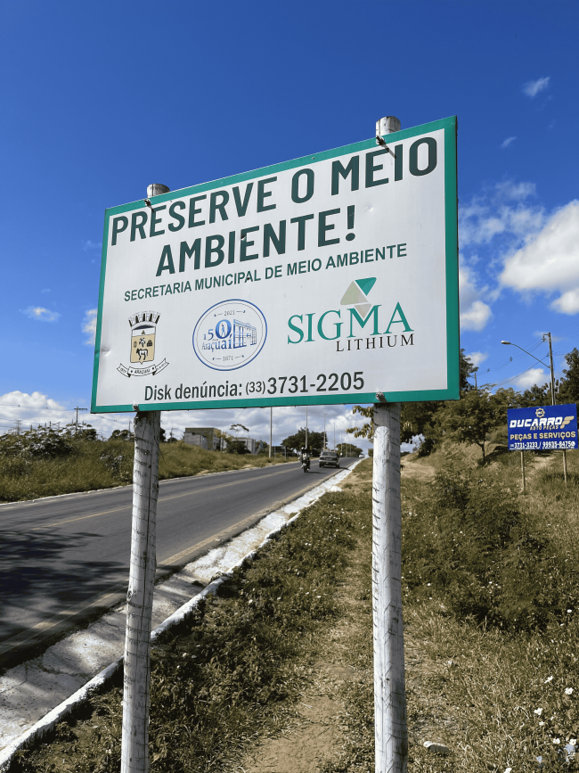 A "Preserve the Environment!" sign representing the Araçuaí Environmental Secretary and Sigma Lithium (Sam Klein-Markman)
