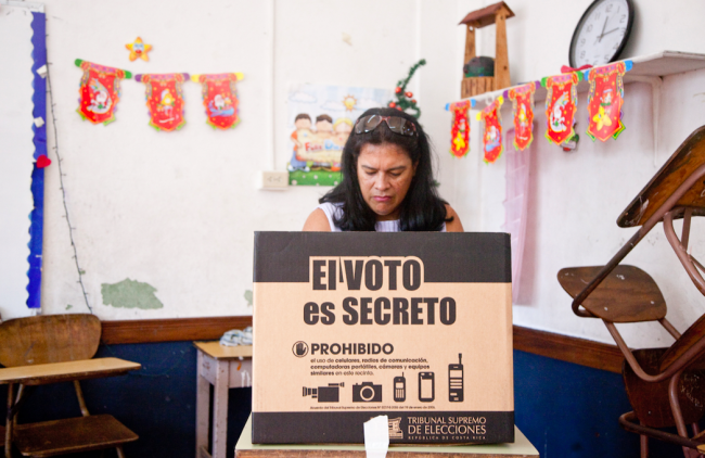 A person casts a vote in Costa Rica’s 2010 municipal elections. (Ingmar Zahorsky /CC BY-NC-ND 2.0)