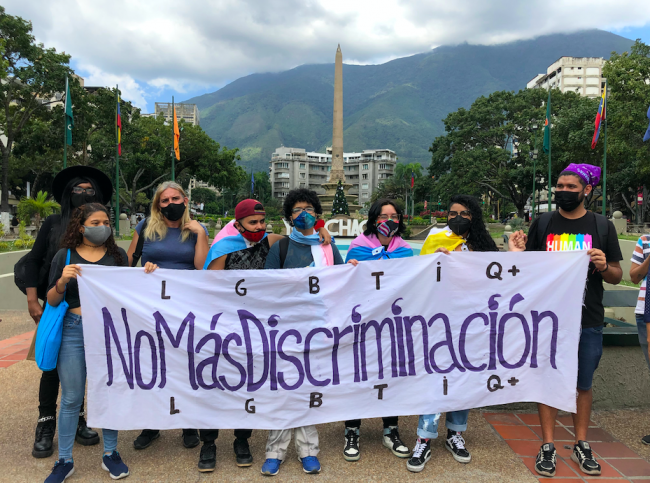 "No más discriminación." Activistas manifestan por los derechos LGBTQI en Caracas, Venezuela, el 28 de noviembre 2021. (Edgloris Marys / Shutterstock)