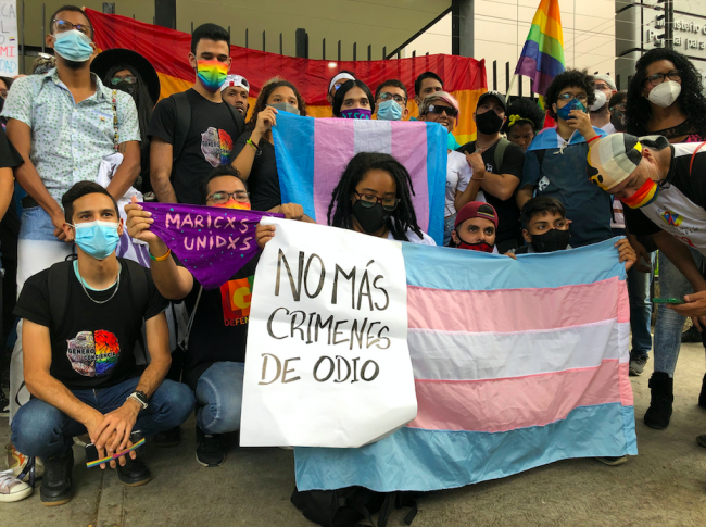 "No más crimenes de odio." Activistas manifestan por los derechos LGBTQI en Caracas, Venezuela, el 28 de noviembre 2021. (Edgloris Marys / Shutterstock)