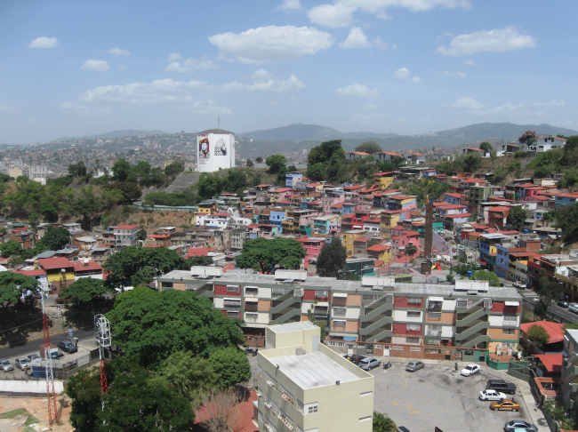 La vista hacia el oeste desde los bloques del barrio 23 de Enero, Caracas, 2014. (NACLA)