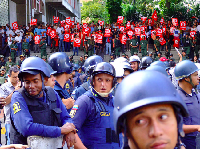 En Caracas, las fuerzas de seguridad dividen protestas estudiantiles contra y en favor de la reforma constitucional, el 7 de noviembre 2007. (Rodrigo Suarez / CC BY-NC-ND 2.0)