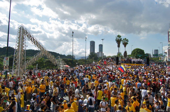 In Caracas, students march to the National Electoral Council to protest against the proposed 2009 constitutional amendment and to demand voting rights in the referendum, January 23, 2009. (ANDRESAZP / CC BY-ND 2.0)