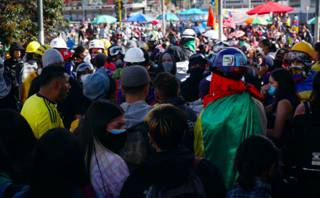 Manifestantes en Monumento a los Héroes en Bogotá, Colombia, el 20 de julio 2021. (Resilientes89 / CC BY-SA 4.0)