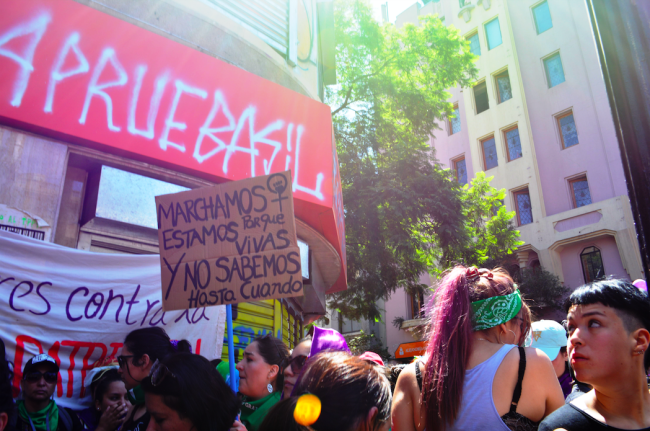 "Apruebas!" Marcha feminista el 8 de marzo de 2020 en Santiago, Chile. (Rocío Mantis / CC0)
