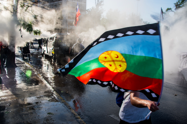 La bandera Mapuche en Plaza Dignidad, Santiago, Chile, el 23 de octubre 2020. (Paulo Slachevsky / CC BY-NC)