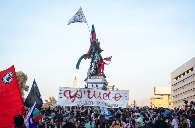 In Plaza Dignidad, demonstrators support the "Apruebo" (approve) option in the 2020 plebiscite on whether to rewrite the constitution via a Constitutional Convention, March 6, 2020. (Barbybox / CC BY-SA 4.0)