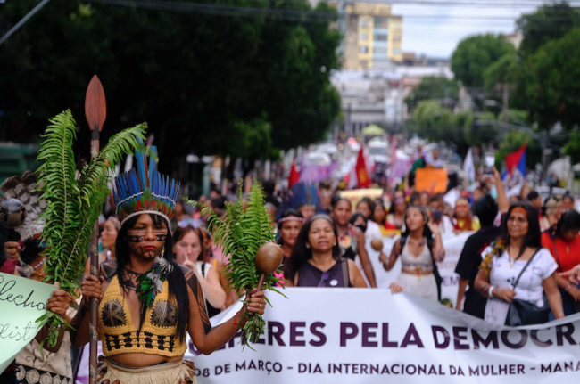 Mujeres marchan por la democracia en el Día Internacional de la Mujere en Manaus, Brasil, el 8 de marzo 2023. (Alberto César Araújo / Amazônia Real / CC BY-NC-SA 2.0)